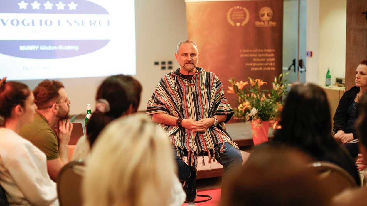Chris Di Meo guida un cerchio della Munay Wisdom Academy